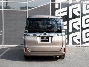 Минивэн Toyota Voxy 2018 года, 2445000 рублей, Краснодар