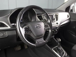Седан Hyundai Solaris 2019 года, 1290000 рублей, Омск