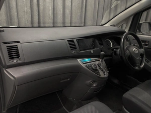 Минивэн Toyota Isis 2008 года, 829000 рублей, Красноярск