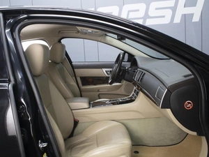 Седан Jaguar XF 2013 года, 1790000 рублей, Омск