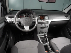 Седан Opel Astra 2013 года, 880000 рублей, Красный Пахарь