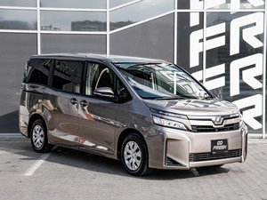 Минивэн Toyota Voxy 2018 года, 2445000 рублей, Краснодар