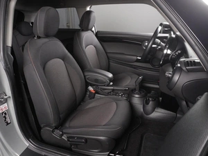 Хетчбэк MINI Cooper 2022 года, 2698000 рублей, Красный Пахарь