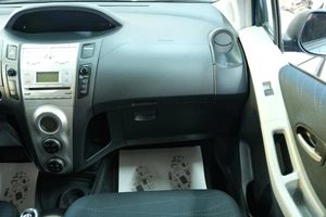 Хетчбэк Toyota Yaris 2007 года, 699000 рублей, Омск