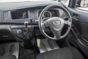 Минивэн Toyota Isis 2011 года, 1299000 рублей, Барнаул