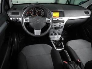 Седан Opel Astra 2011 года, 1155000 рублей, Воронеж