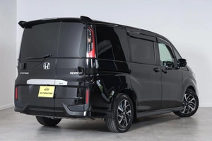 Минивэн Honda Stepwgn Spada 2017 года, 1999000 рублей, Новосибирск