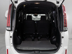 Минивэн Toyota Noah 2018 года, 2530000 рублей, Тюмень