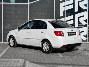 Седан Kia Rio 2010 года, 700000 рублей, Краснодар