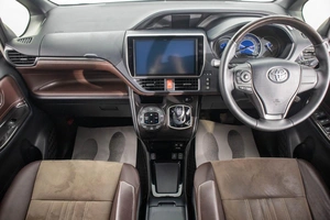 Минивэн Toyota Esquire 2017 года, 2389000 рублей, Барнаул