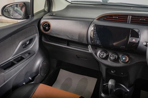 Хетчбэк Toyota Vitz 2017 года, 999000 рублей, Томск