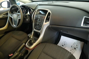 Хетчбэк Opel Astra 2012 года, 919000 рублей, Омск