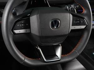 Лифтбек Changan UNI-V 2023 года, 2485000 рублей, Красный Пахарь