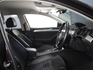 Универсал Volkswagen Passat 2017 года, 1700000 рублей, Омск