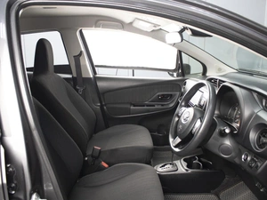 Хетчбэк Toyota Vitz 2017 года, 960000 рублей, Омск