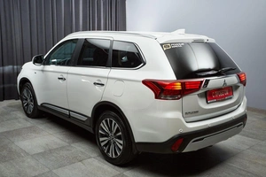 Внедорожник Mitsubishi Outlander 2021 года, 3850000 рублей, Красноярск