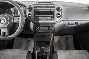 Внедорожник Volkswagen Tiguan 2012 года, 1449000 рублей, Барнаул