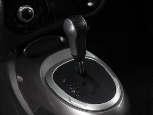 Внедорожник Nissan Juke 2013 года, 1350000 рублей, Омск