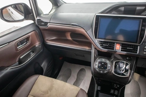 Минивэн Toyota Esquire 2017 года, 2389000 рублей, Барнаул