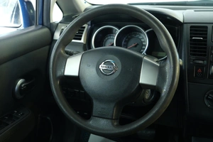 Хетчбэк Nissan Tiida 2010 года, 889000 рублей, Омск