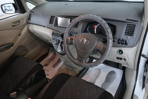 Минивэн Toyota Isis 2010 года, 1039000 рублей, Омск