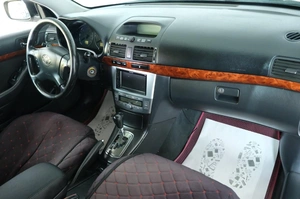 Седан Toyota Avensis 2004 года, 749000 рублей, Омск