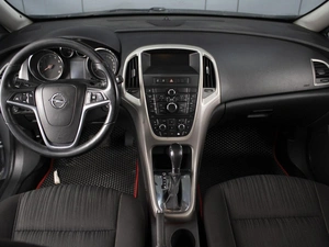 Хетчбэк Opel Astra 2010 года, 530000 рублей, Омск