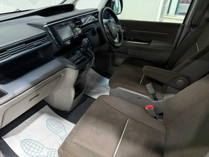 Минивэн Honda Stepwgn 2015 года, 1599000 рублей, Красноярск