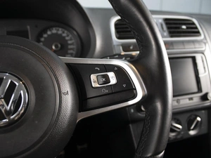 Седан Volkswagen Polo 2017 года, 950000 рублей, Омск