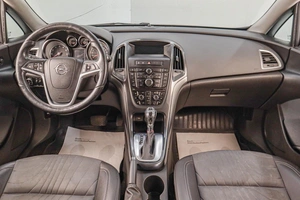 Седан Opel Astra 2013 года, 739000 рублей, Челябинск