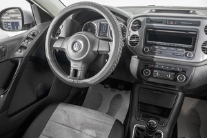 Внедорожник Volkswagen Tiguan 2012 года, 1449000 рублей, Барнаул