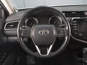 Седан Toyota Camry 2019 года, 3350000 рублей, Омск