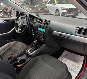 Седан Volkswagen Jetta 2012 года, 890000 рублей, Красноярск