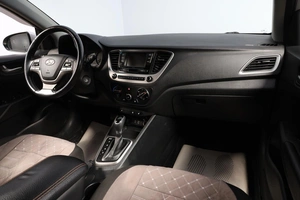 Седан Hyundai Solaris 2017 года, 1349000 рублей, Новосибирск