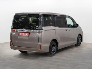 Минивэн Toyota Voxy 2018 года, 2080000 рублей, Красноярск
