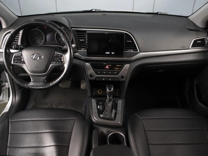 Седан Hyundai Elantra 2018 года, 1450000 рублей, Омск