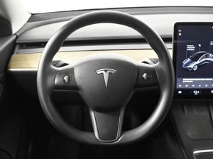 Седан Tesla Model 3 2021 года, 3299900 рублей, Казань