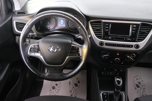 Седан Hyundai Solaris 2017 года, 1299000 рублей, Омск