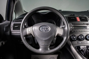 Хетчбэк Toyota Auris 2008 года, 649000 рублей, Сургут