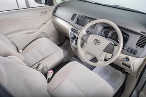 Минивэн Toyota Isis 2010 года, 1439000 рублей, Томск