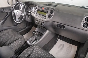 Внедорожник Volkswagen Tiguan 2010 года, 1179000 рублей, Томск