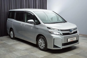 Минивэн Toyota Voxy 2017 года, 2187000 рублей, Красноярск