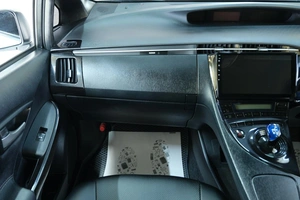 Лифтбек Toyota Prius 2015 года, 1349000 рублей, Омск
