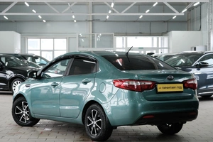 Седан Kia Rio 2013 года, 869000 рублей, Омск