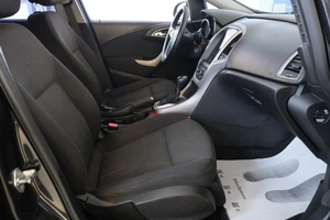Универсал Opel Astra 2011 года, 769000 рублей, Омск