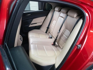 Седан Jaguar XE 2016 года, 1497000 рублей, Тюмень