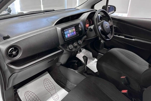 Хетчбэк Toyota Vitz 2017 года, 1087000 рублей, Красноярск
