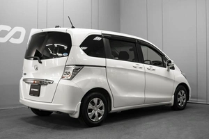 Минивэн Honda Freed 2014 года, 1330000 рублей, Омск