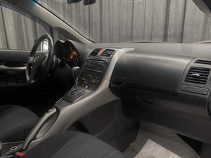 Хетчбэк Toyota Auris 2008 года, 675000 рублей, Красноярск