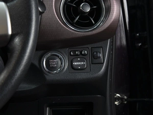 Хетчбэк Toyota Vitz 2016 года, 990000 рублей, Омск